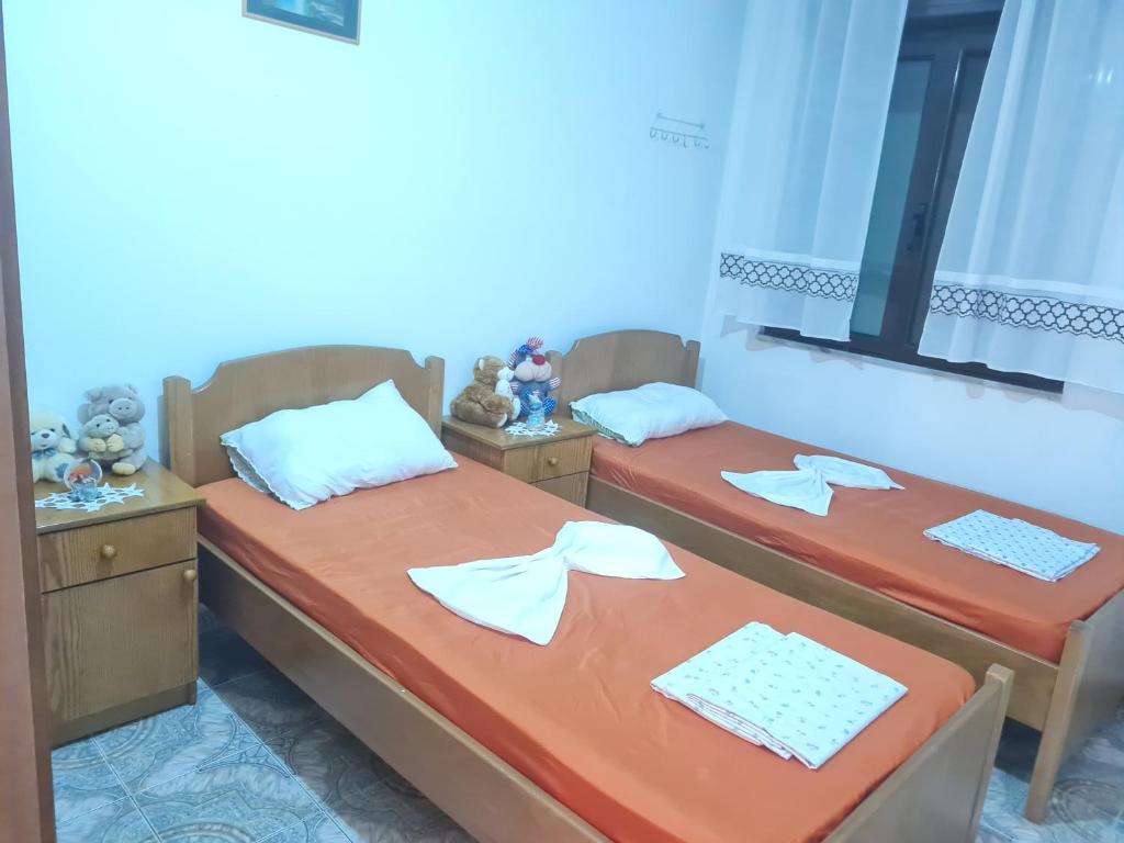 2 aparte bedden in een kamer met 2 tafels bij Apartment Durres in Durrës