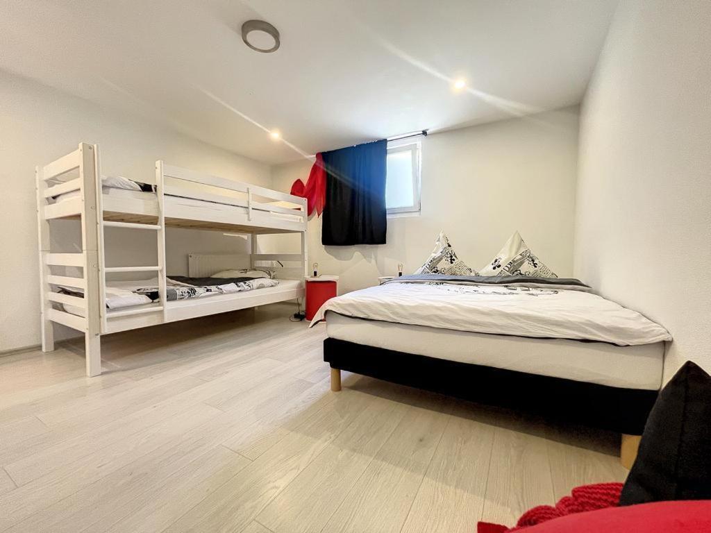 1 dormitorio con 2 literas y escalera en Appartement moderne avec terrasse et piscine à Châtel sur Bex, en Bex