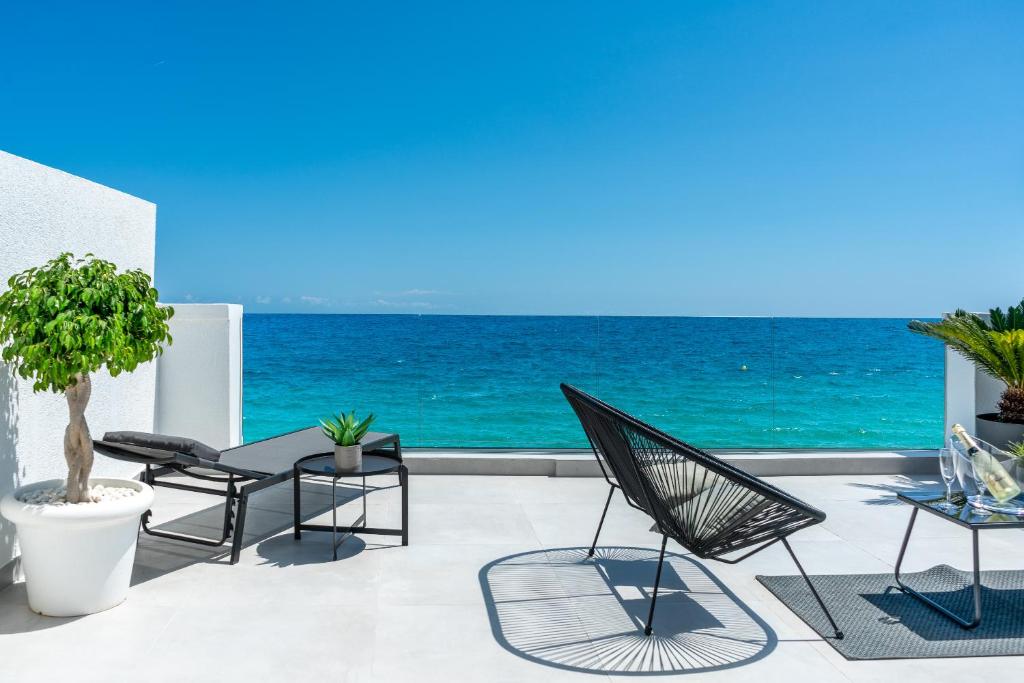 un patio con vistas al océano en Preciosa casa frente al mar, en Montgat