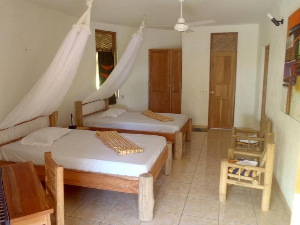 A bed or beds in a room at Oro Beach Houses