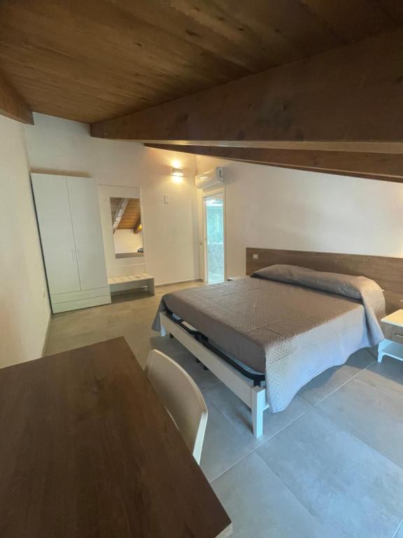1 dormitorio grande con 1 cama y 1 mesa en Tenuta La Torre, en Tropea