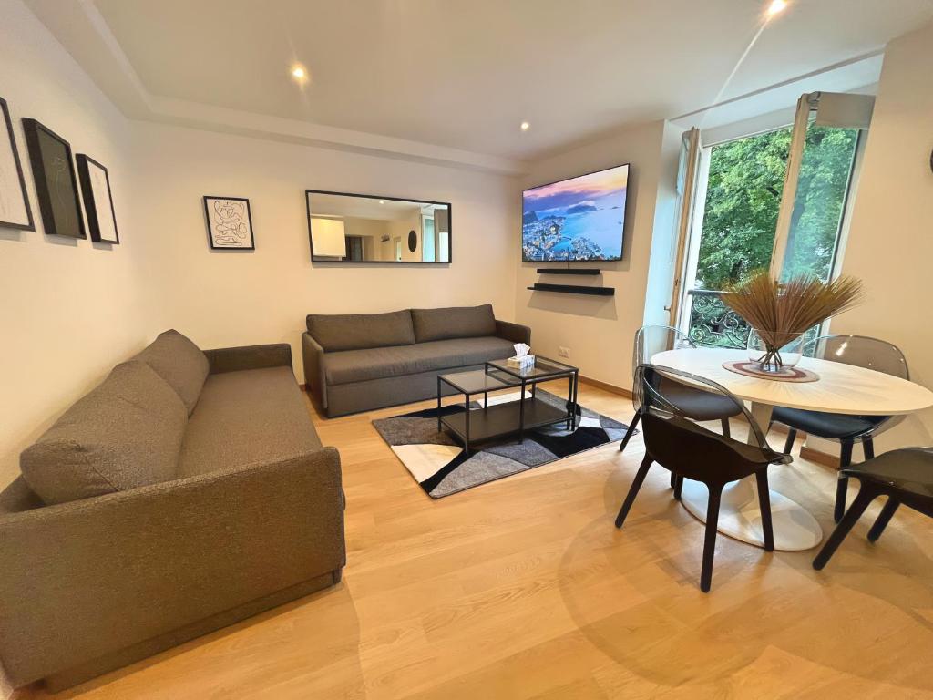 un salon avec un canapé et une table dans l'établissement Appartement coup de coeur Montparnasse, à Paris