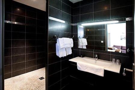 La salle de bains est pourvue d'un lavabo, d'un miroir et de serviettes. dans l'établissement U Sant'Agnellu, à Rogliano