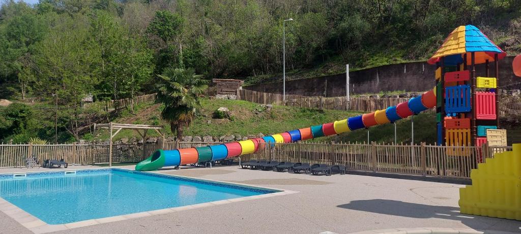 uma grande piscina com escorrega num parque infantil em Camping les Sables em Tournon-sur-Rhône