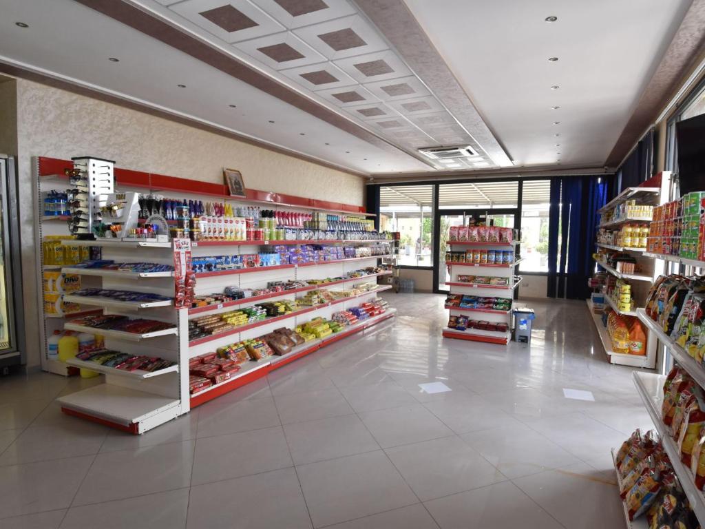 Supermarket nebo jiné obchody v  motelu nebo okolí