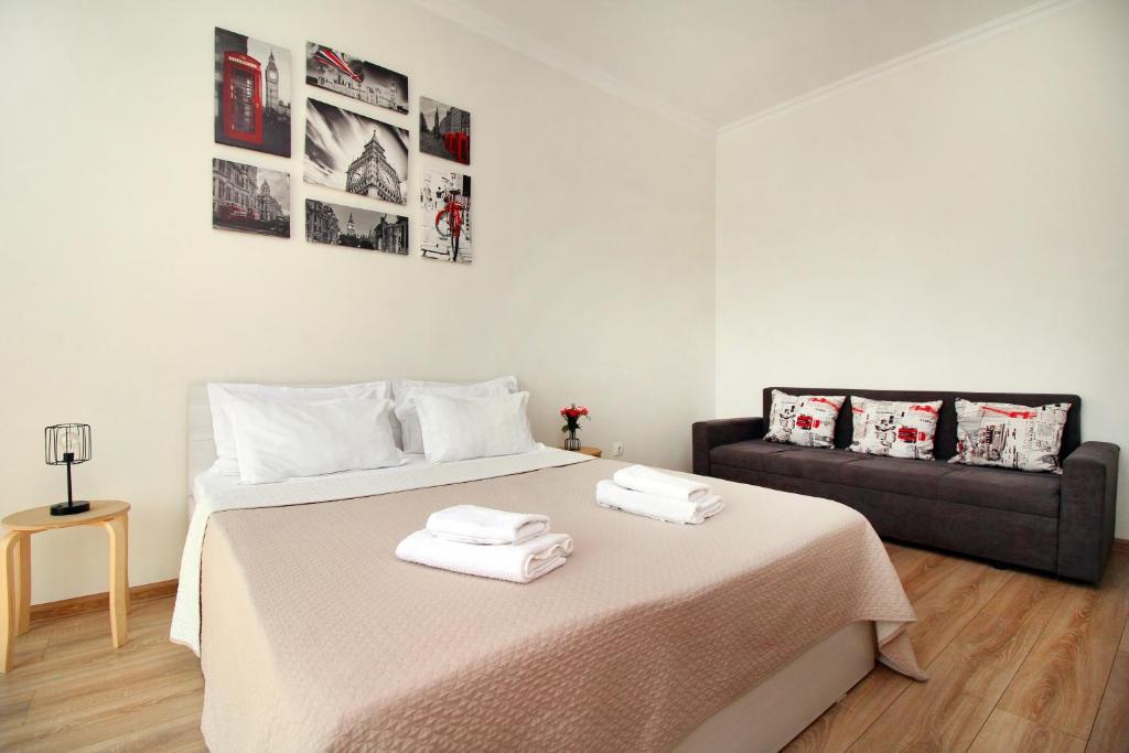 une chambre avec un lit et un canapé dans l'établissement Легенда 75, à Almaty