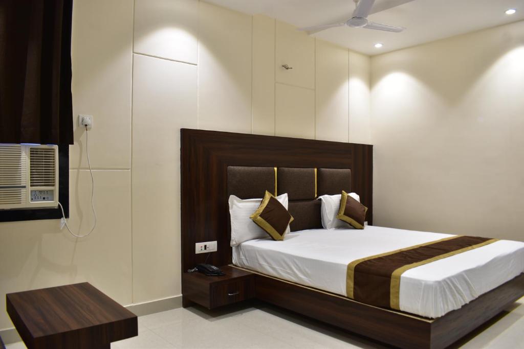 Ένα ή περισσότερα κρεβάτια σε δωμάτιο στο Hotel Kusum Palace