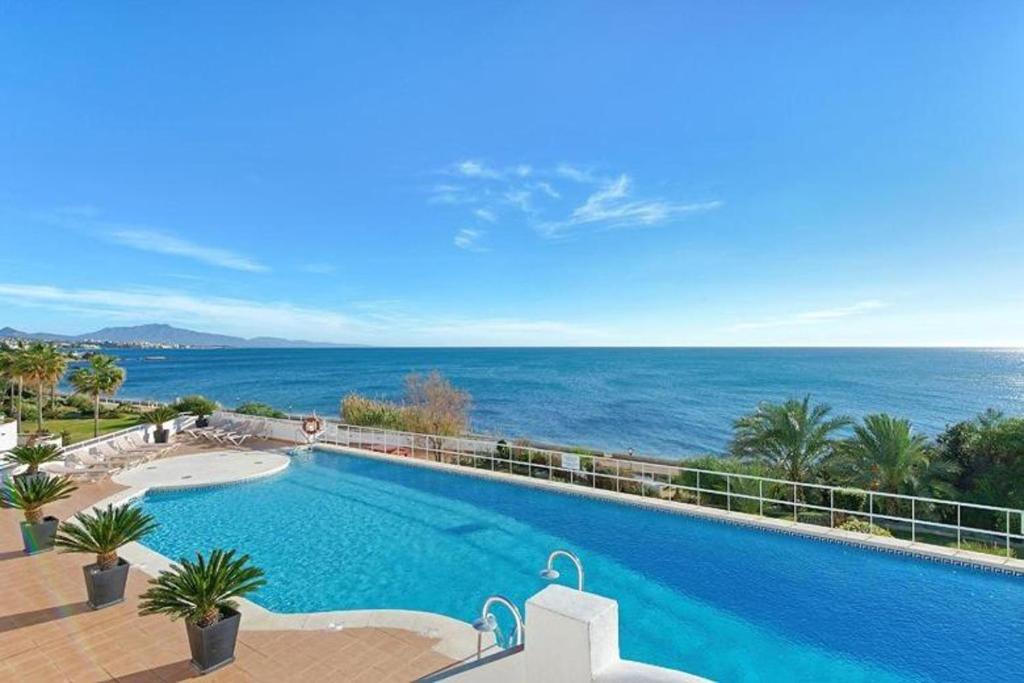 uma piscina com vista para o oceano em Spacious Stunning Views 2-Bed Apartment Estepona em Estepona