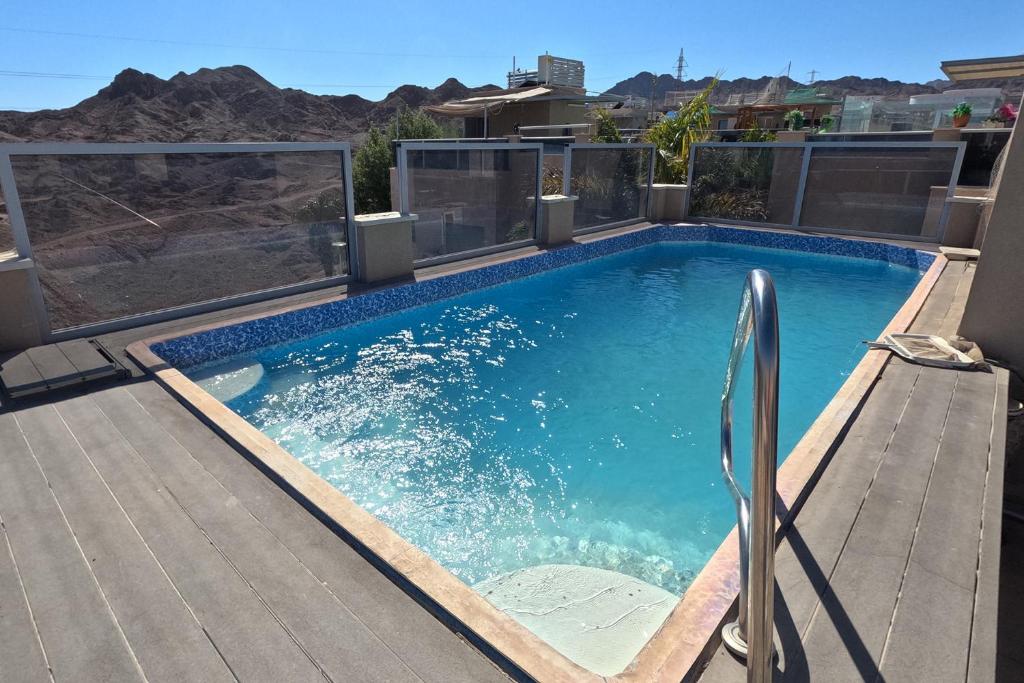 YalaRent Villa Dolina with private pool في إيلات: مسبح فوق المنزل
