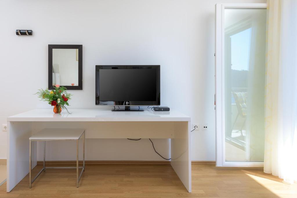 TV a/nebo společenská místnost v ubytování Apartments Stipe Plazibat