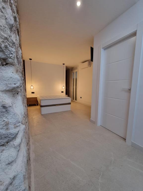 Habitación con cama y puerta corredera en Casa Casco Antiguo, en Linares