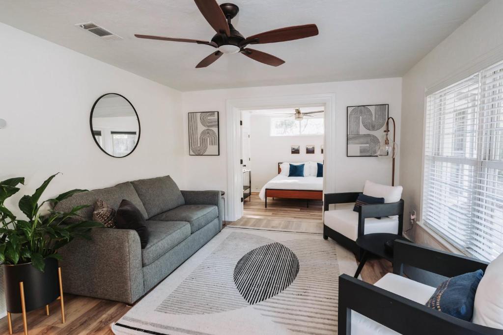 a living room with a couch and a ceiling fan at Sanctuary High Springs New Reno Family-Friendly in High Springs