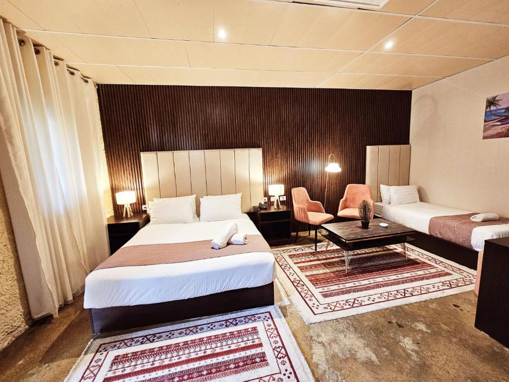 Postel nebo postele na pokoji v ubytování Qasr alnkheel resort and hotel