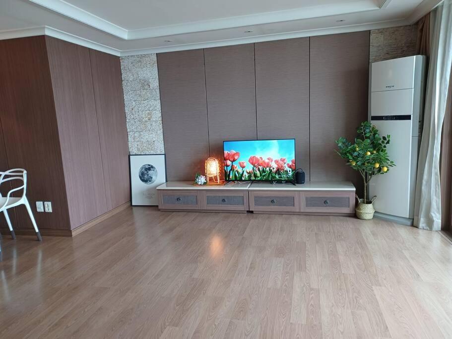 TV a/nebo společenská místnost v ubytování Ocean & sunrise View-10 seconds of beach walk - Three bedrooms