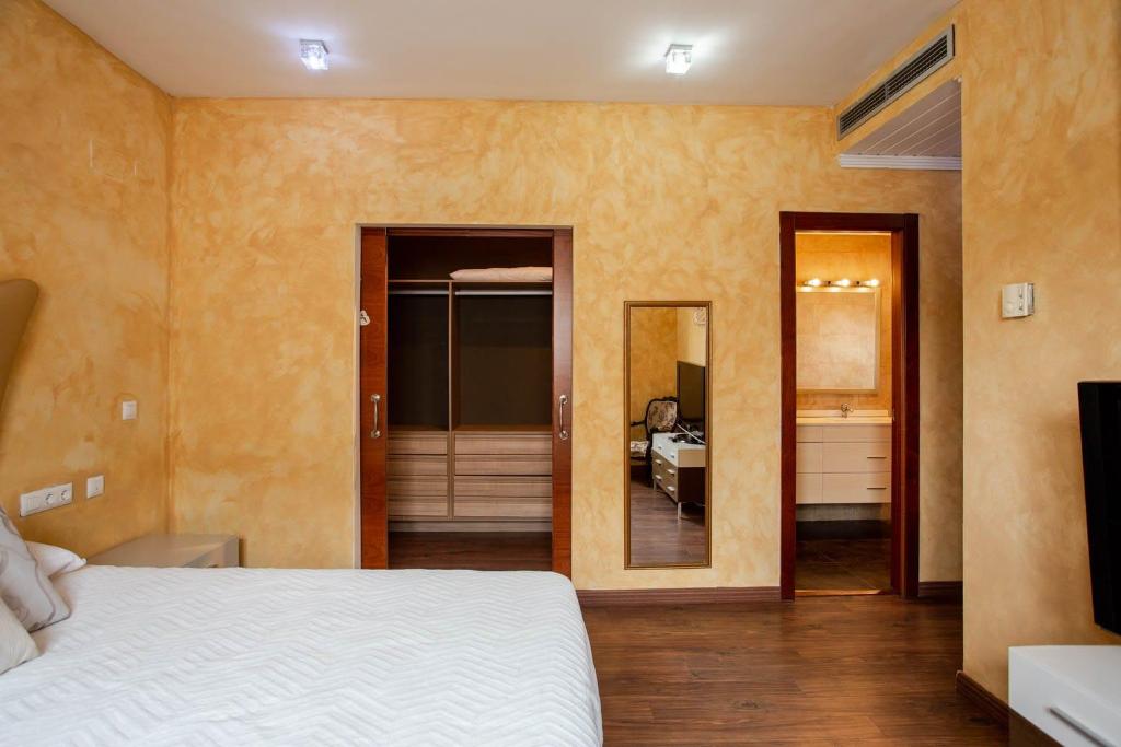 奇瓦的住宿－Villa Moderna，一间卧室配有一张床,享有一间浴室的景色