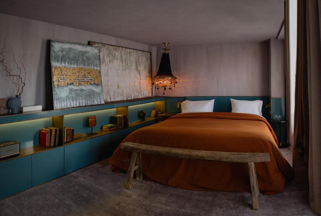 アンティーブにあるUnique Boutique Hotel Antibes Juan-les-Pinsのベッドルーム1室(大型ベッド1台、オレンジの毛布付)