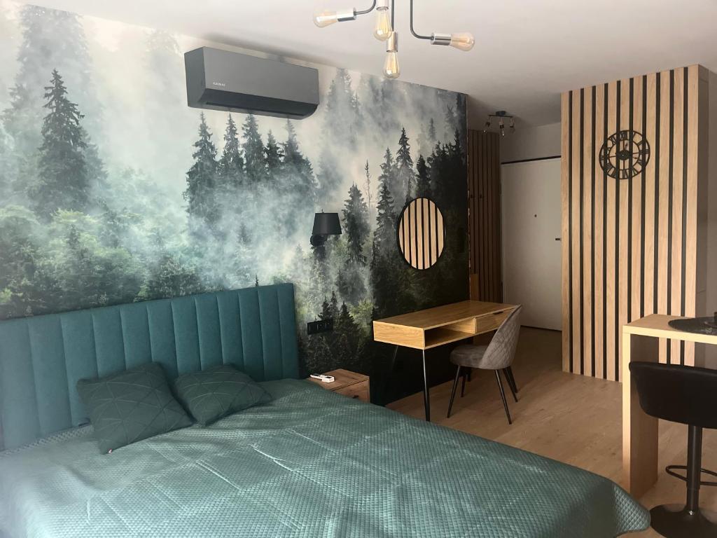 sypialnia z łóżkiem z obrazem na ścianie w obiekcie Apartament Moja Klonova w Kielcach