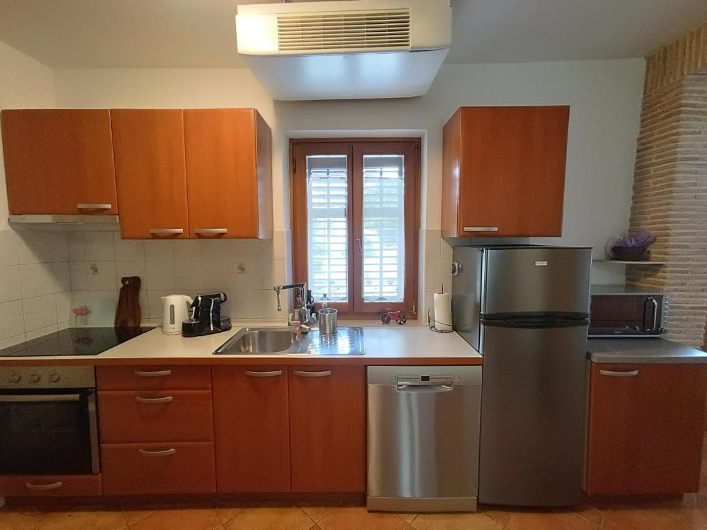 Kuchnia lub aneks kuchenny w obiekcie Apartment PARENZANA, little row HOUSE with big green yard in central Istria