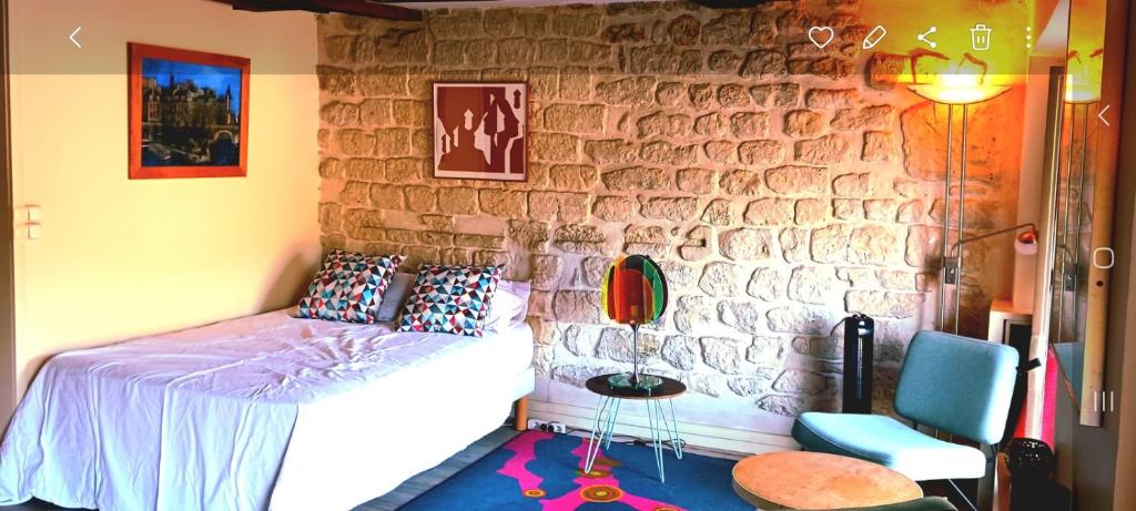 En eller flere senge i et værelse på Emily in Paris