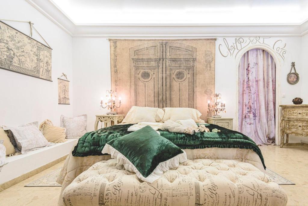 une chambre avec un grand lit et une grande porte dans l'établissement La Dolce Vita à Epernay, à Épernay