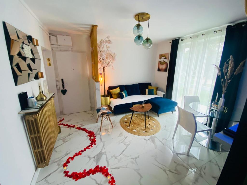 una sala de estar con una cinta roja en el suelo en Exotic spa, en Poissy