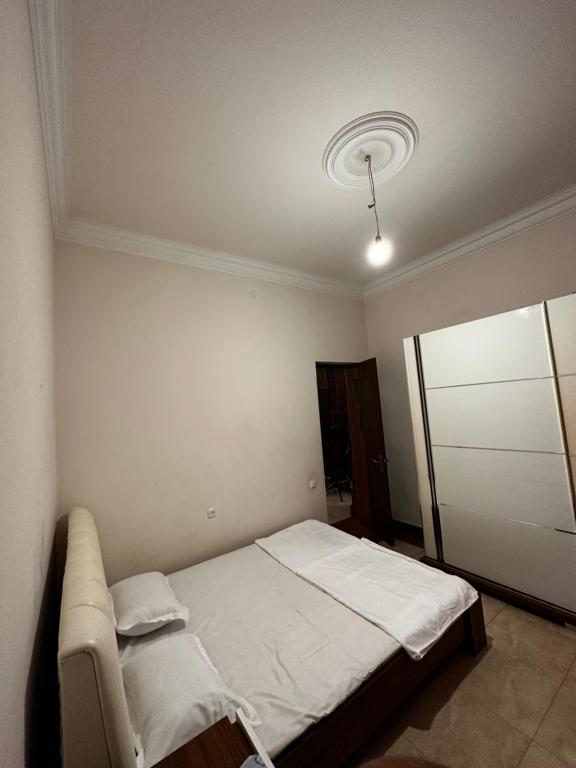 una piccola camera con letto e luce di Home Martiros a Vagharshapat