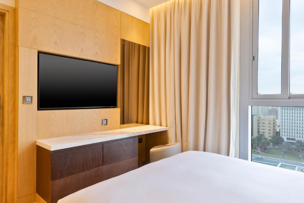 Postel nebo postele na pokoji v ubytování Embassy Suites By Hilton Doha Old Town