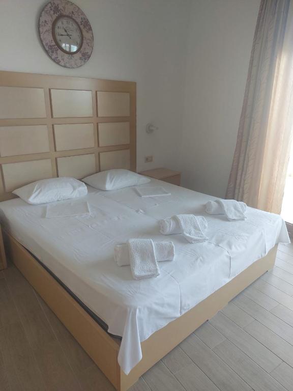 Postel nebo postele na pokoji v ubytování APARTMENTS by the SEA