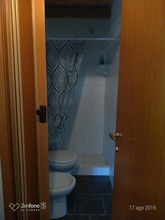 ein Badezimmer mit 2 WCs und einer offenen Tür in der Unterkunft I Dammusi in Santa Croce Camerina