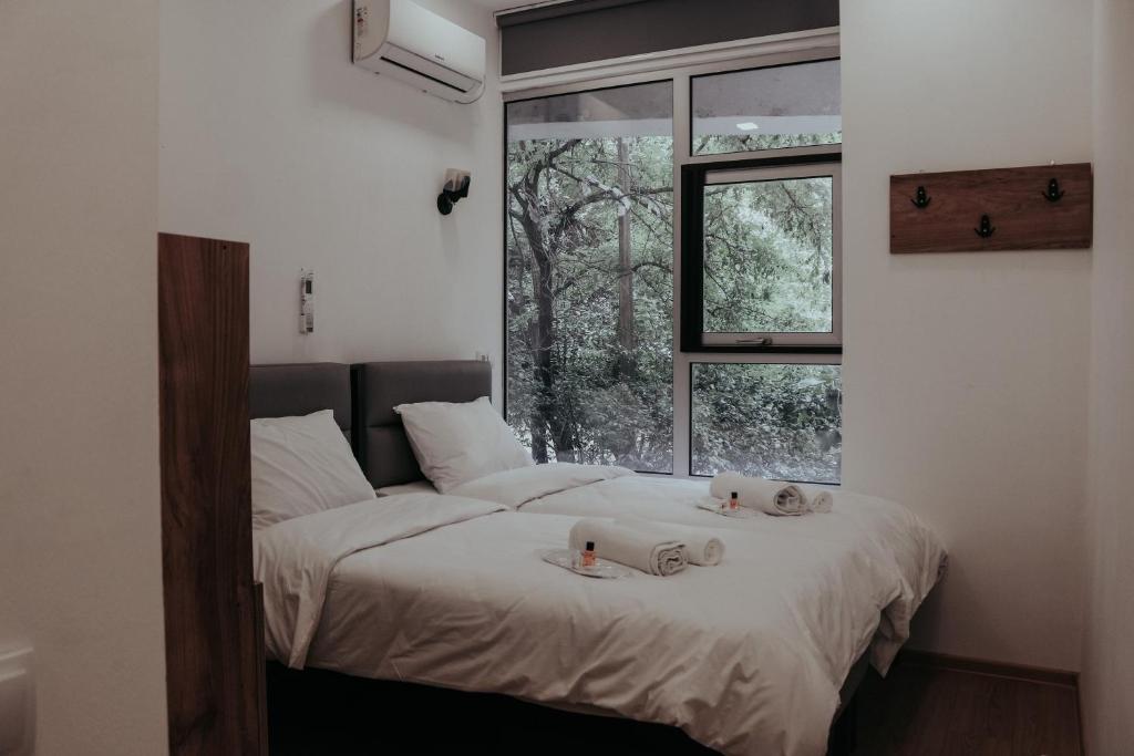 un dormitorio con una cama con dos animales de peluche en Apple cozy hotel, en Tiflis