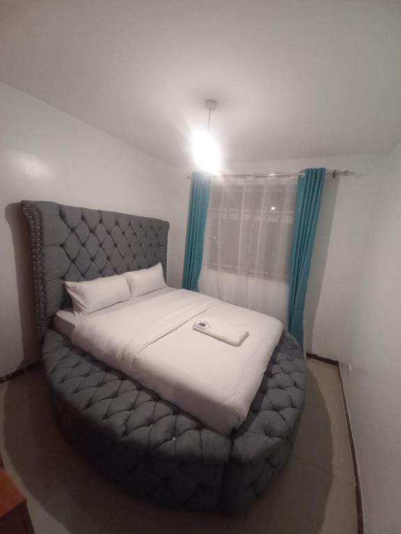 Postel nebo postele na pokoji v ubytování Jacky's Milimani suites