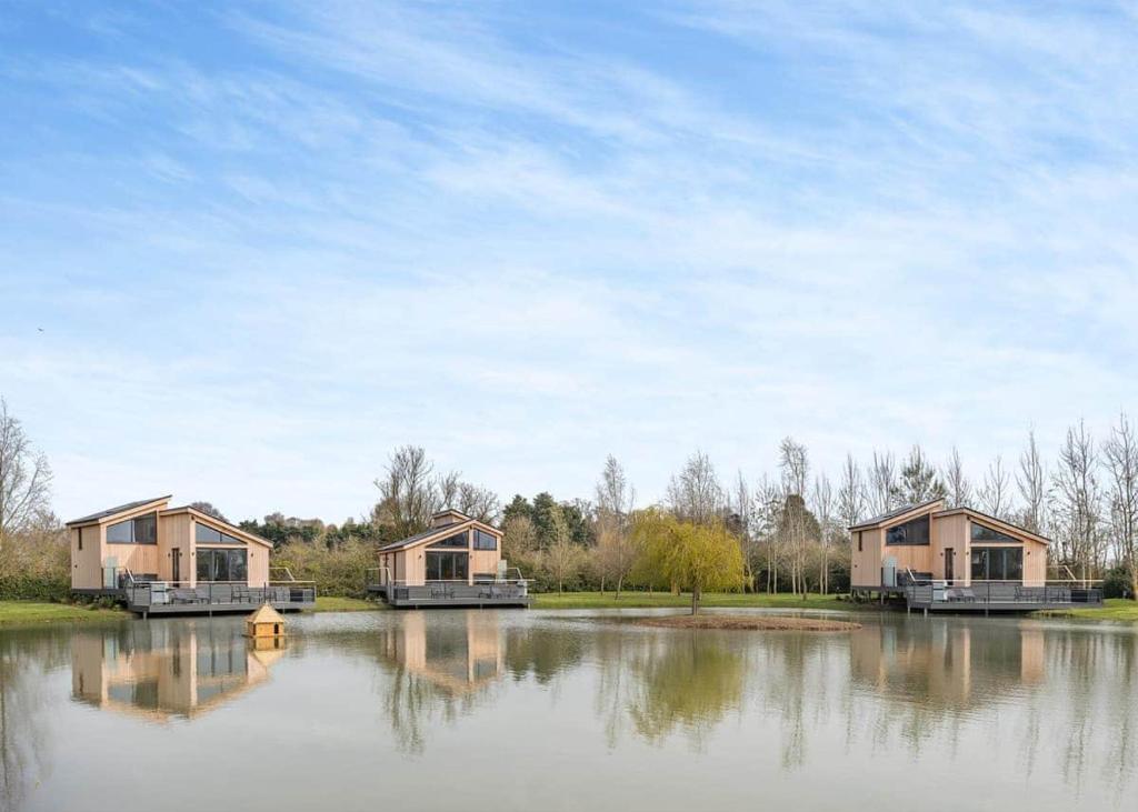 un grupo de casas sentadas en la cima de un lago en Amazing Home In Boston With Wifi en Boston