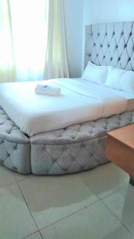 Postel nebo postele na pokoji v ubytování Jacky's Milimani suites