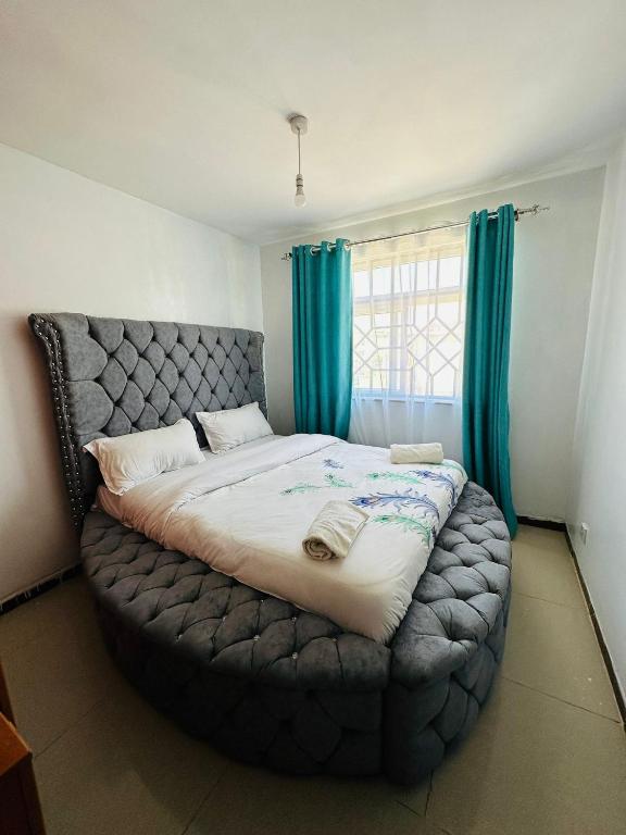 Postel nebo postele na pokoji v ubytování Jacky's Milimani suites