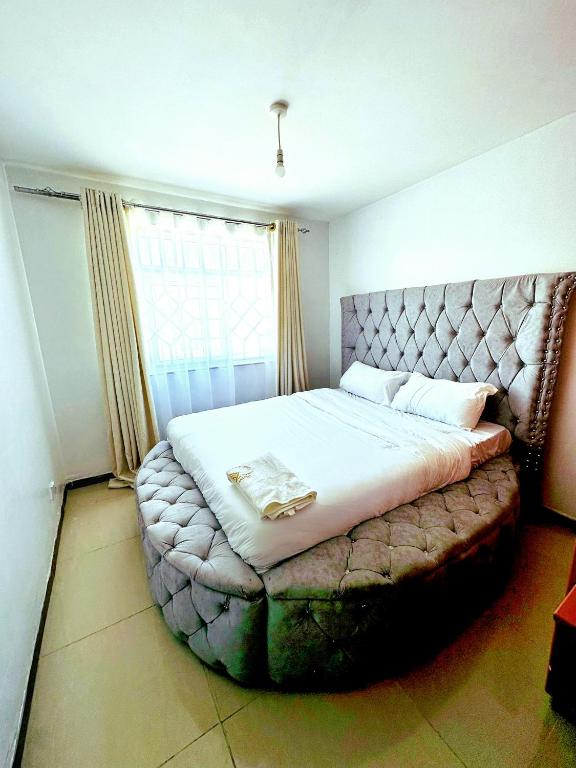 Postel nebo postele na pokoji v ubytování Jacky's Milimani suites