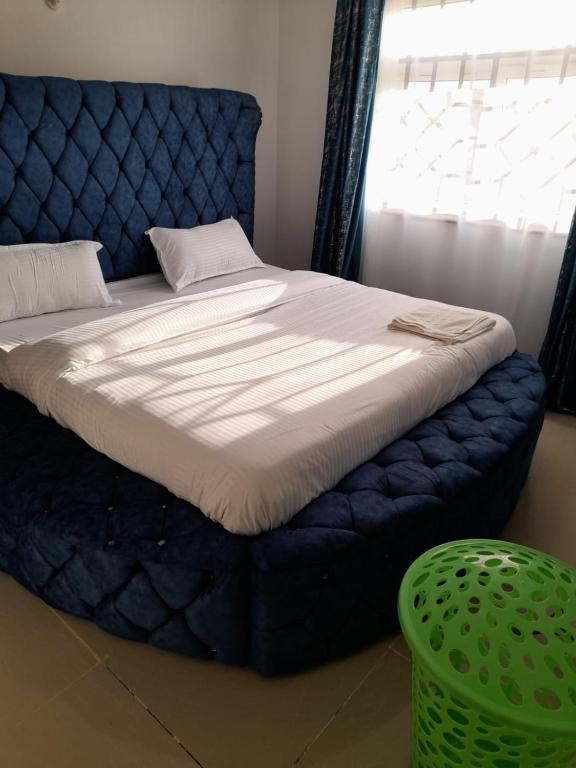 Postel nebo postele na pokoji v ubytování Jacky's Milimani suites