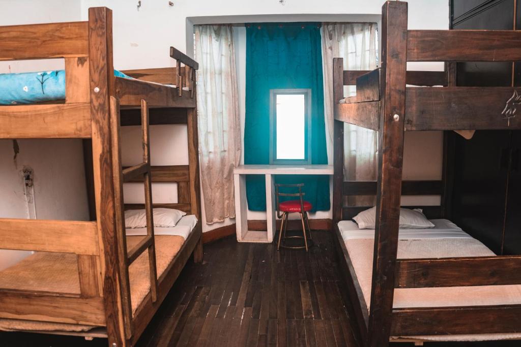 מיטה או מיטות קומותיים בחדר ב-Hostal CQ Chapinero