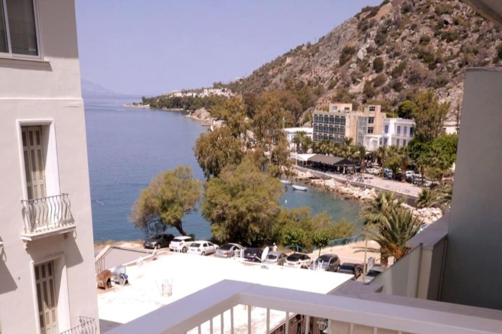 een balkon met uitzicht op de oceaan bij Unique & cozy seaview apartment. in Loutraki