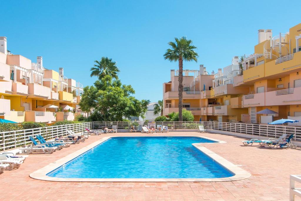 una piscina frente a algunos apartamentos en Casa Nobre 2BDR Apartment w Pool & Patio en Conceição