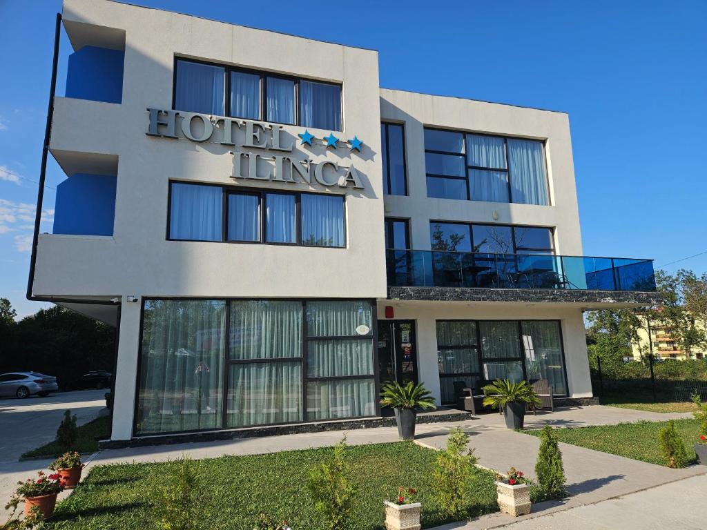 um hotel com uma placa na frente de um edifício em Ilinca em Jupiter
