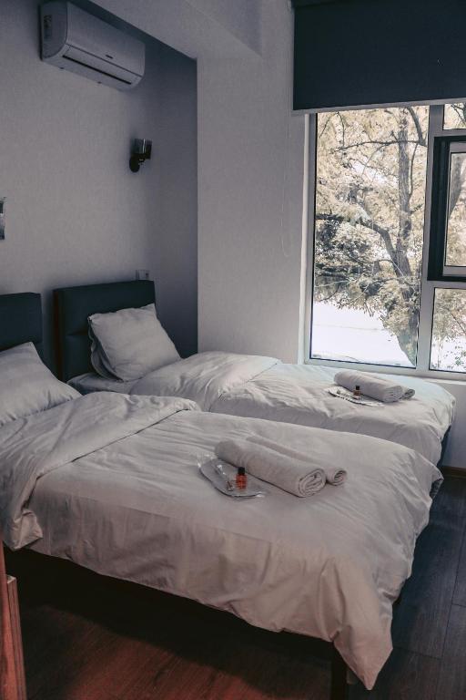 Postel nebo postele na pokoji v ubytování Apple cozy hotel