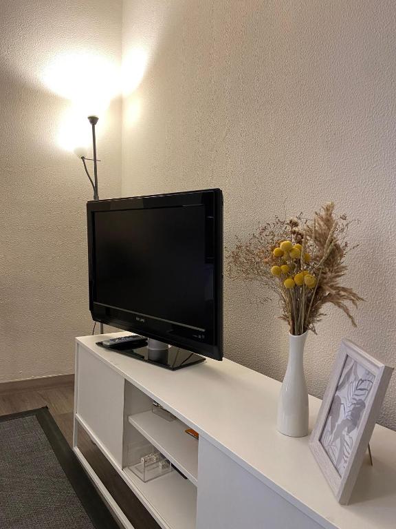 Televízia a/alebo spoločenská miestnosť v ubytovaní Miséricorde I by ARoom - VUT LE 566