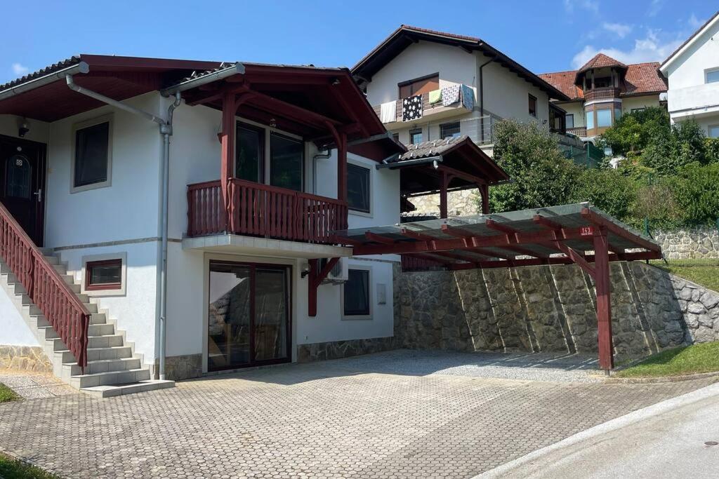 ein großes Haus mit einem Balkon und einer Treppe in der Unterkunft Family House Simba in Smarjeske Toplice