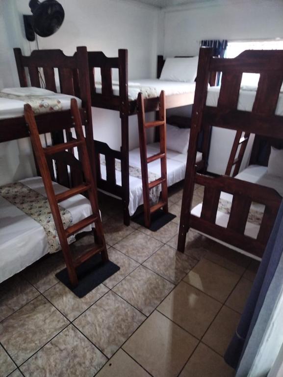 Postel nebo postele na pokoji v ubytování Lajuela BnB & Hostel