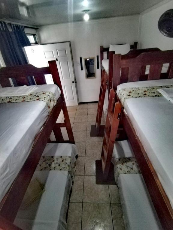 Postel nebo postele na pokoji v ubytování Lajuela BnB & Hostel