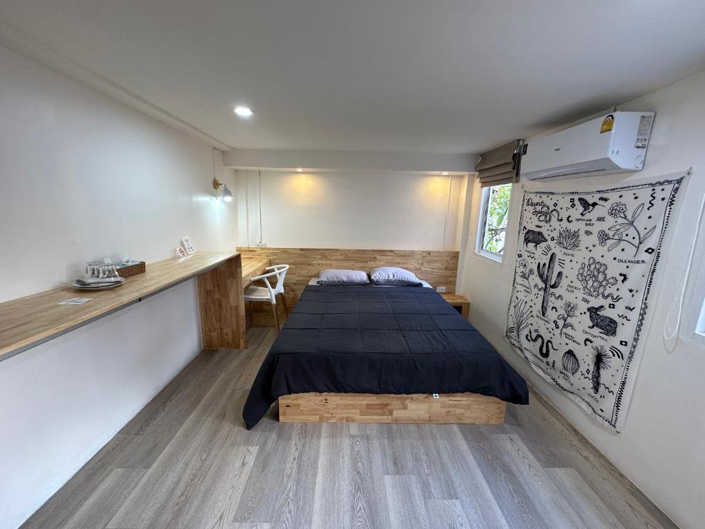 Cette petite chambre comprend un lit et une cuisine. dans l'établissement Letter Better Home, à Ban Bo Sai Klang