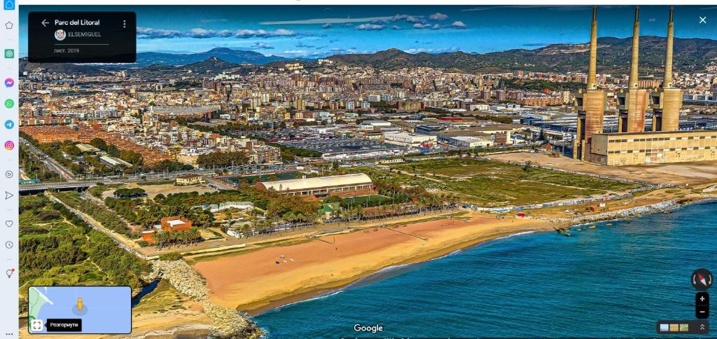 una vista aerea su una spiaggia e su una città di Playa Sant Adrià de Besos a Sant Adrià de Besòs