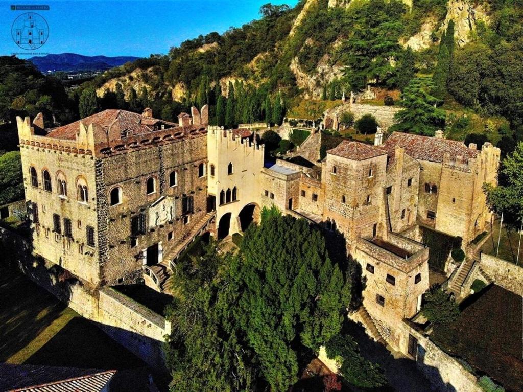 vista aerea di un vecchio edificio con montagna di Affittacamere Due Mori a Monselice