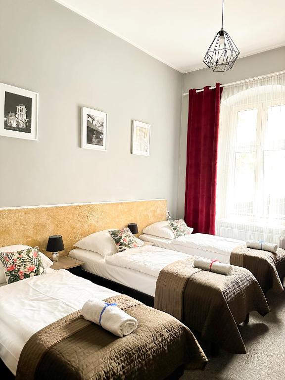 Postel nebo postele na pokoji v ubytování Expolis Residence - City Center MTP TARGI - 24h #betterthanyourEX