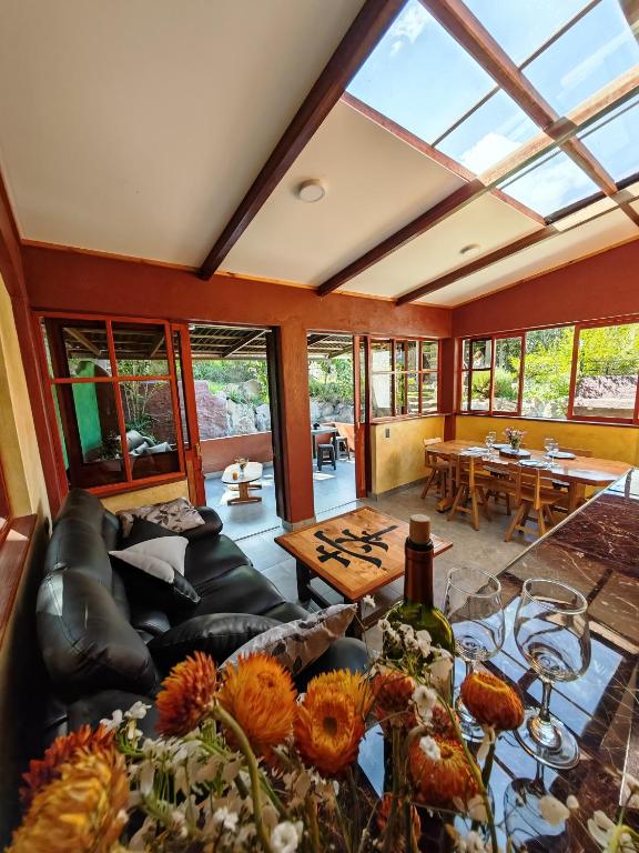 奥克萨潘帕Casa al lado del Bosque的客厅里有一张沙发和一张桌子。